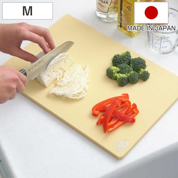 サイズ/約幅39×奥行23×高さ1.3cm重量/約1150g内容量/1枚材質/ポリエチレン生産国/日本製耐熱温度/70度耐冷温度/-30度食器洗い乾燥機/使用不可●抗菌加工で衛生的に使えるまな板です。●料理の下ごしらえにぴったりなMサイズで...