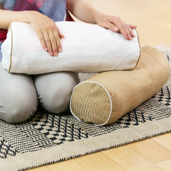 サイズ/約高さ45cm直径：約18cm内容量/1枚材質/収納生地：ポリエステルファスナーテープ：ナイロンファスナースライダー：亜鉛合金種類/クリーム、ブラウン生産国/バングラデシュ製洗濯/洗濯機使用可能●かさばる衣類がクッションになる衣類収...