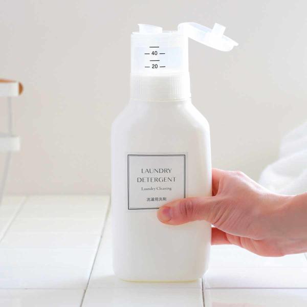 サイズ/約幅9×奥行6.5×高さ23cm容量/約600ml内容量/1個材質/ポリプロピレン生産国/中国製●ホワイト無地のシンプルな詰め替え用ボトルです。●液体洗剤、柔軟剤、液体漂白剤に最適な容器を押すだけで計量できるタイプです。●市販の柔軟...