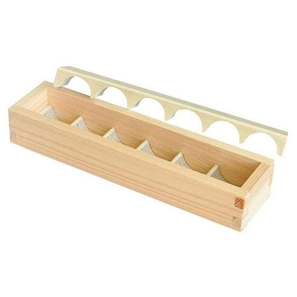 サイズ/本体：約幅23×奥行5.7×高さ3.7cm円柱部分：約直径3×高さ3.5cm内容量/1個材質/ひのき、朴生産国/日本製●俵型のおにぎりができる抜型です。●檜を使用しています。●無塗装です。●一度に6つ俵型おにぎりができます。俵型 俵...