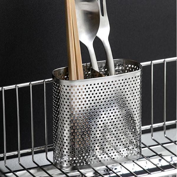 アットアクアシリーズの水切りポケットです。水切りバスケットと組み合わせてお箸やスプーンなどの水切りに便利に使えます。パンチングのポケットなのでカトラリーやお箸が隙間から落ちません。サビに強く、衛生的なステンレス製です。 【商品詳細】サイズ/...