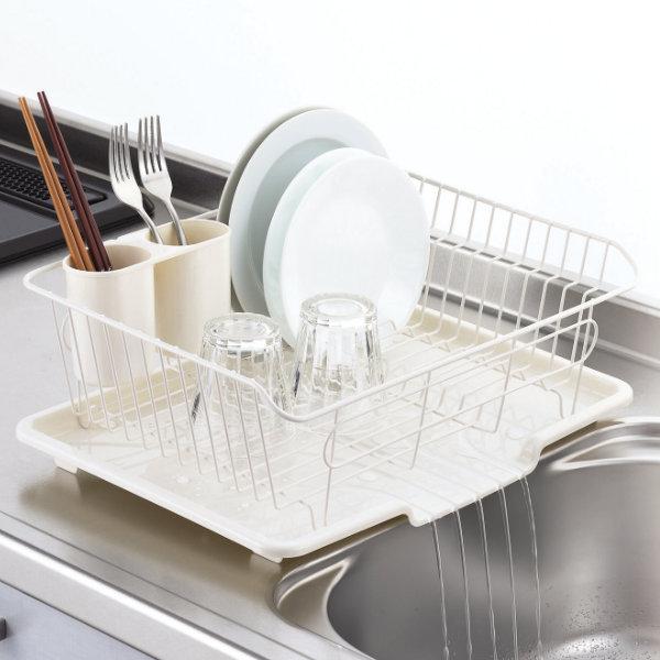 シンクに水が流れる傾斜・溝付きトレーです。タテ置き専用です。溝をつたってシンクに水が流れるから、水捨て不要で清潔です。箸やスプーンが入るカトラリーポケット付です。 【商品詳細】サイズ/約幅40×奥行30.5×高さ15cm 内容量/1個 材質...