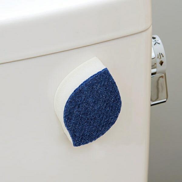 手洗器の排水口まで洗いやすいリーフ型のトイレタンク用スポンジです。青色の面にはフッ素加工が施されているため、清掃後の手洗器をフッ素で汚れ予防することができ、キレイが長持ちします。トイレタンクに貼りつけて保管でき、衛生的です。 【商品詳細】サ...