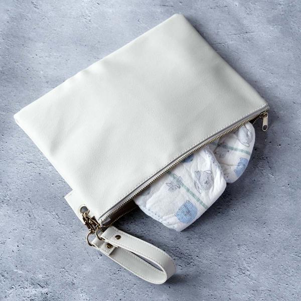 サイズ/約幅32×奥行2×高さ22cm重量/約188g内容量/1個材質/本体生地：合成皮革内側カーテン生地：ナイロンファスナー：銅(エレメント)、ポリエステル(テープ)、亜鉛合金(スライダー・引き手)ハトメ：銅ボタン：鉄ナスカン：亜鉛合金原...