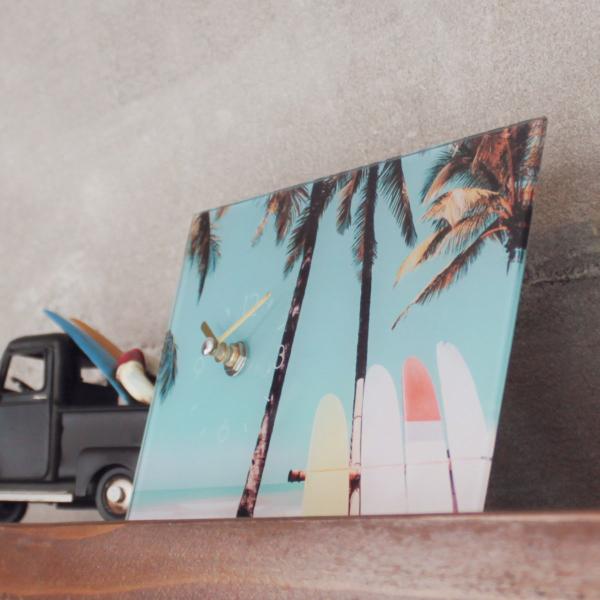 サイズ/約幅20×奥行4×高さ13cm内容量/1個材質/ガラス　プラスチック生産国/中国製●サーフ・トロピカルなアート写真がガラス面に印刷されたデスククロックです。●ガラス素材によりデザインに透明感をもたらします。●リビングや玄関に置くのに...
