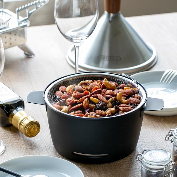 サイズ/約幅23×奥行18×高さ22cm重量/約830g内容量/1セット（本体、蓋、チップ皿、網、スモークチップ50g、スモークウッド100g、収納袋、レシピ冊子）材質/本体：鋼板（シリコン樹脂塗装）蓋、網：ステンレス鋼（クロム18％、ニッ...