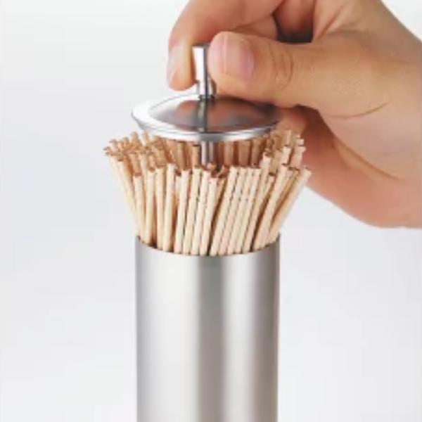 サイズ/約幅4.4×奥行4.4×高さ10.5cm内容量/1個材質/18-8ステンレス●ツマミを引き上げてサッと取り出せて便利です。●ステンレス製で錆びにくく衛生的に永く使用できます。●飽きの来ないシンプルなデザインでそのまま飾っても素敵です...