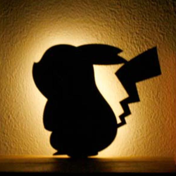 サイズ/約幅16.7×奥行2.1×高さ14.6cm内容量/1個付属品： ピン2本、両面テープ1枚材質/本体表面：レーヨン・ポリエチレン本体裏面ケース部：ABS樹脂●手元や足元をやさしく照らすピカチュウのウォールライトです。●昼間はインテリア...