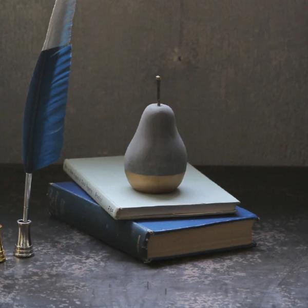 黄色の洋梨型置物 黄色の洋梨型置物