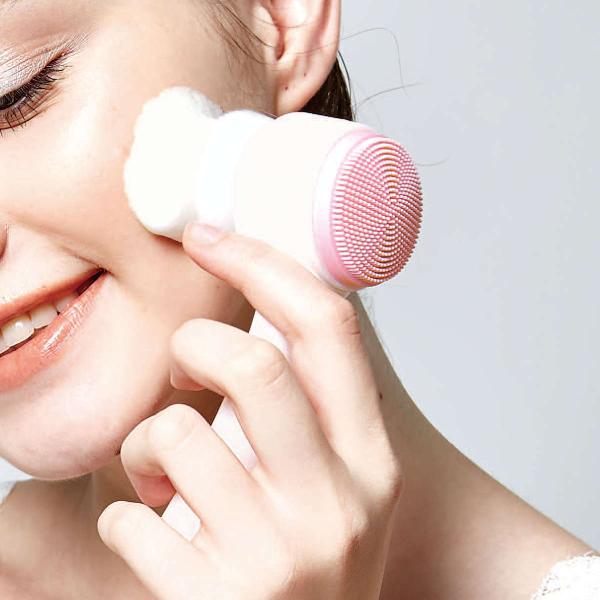 サイズ/約幅4.5×奥行6×高さ13cm重量/約58.7g内容量/1個材質/ハンドル：ポリスチレン樹脂シリコンブラシ：シリコーンゴム毛：ポリエステル生産国/中国製●シリーズ累計67万個出荷している「透明肌」シリーズのダブル洗顔ブラシです。●...