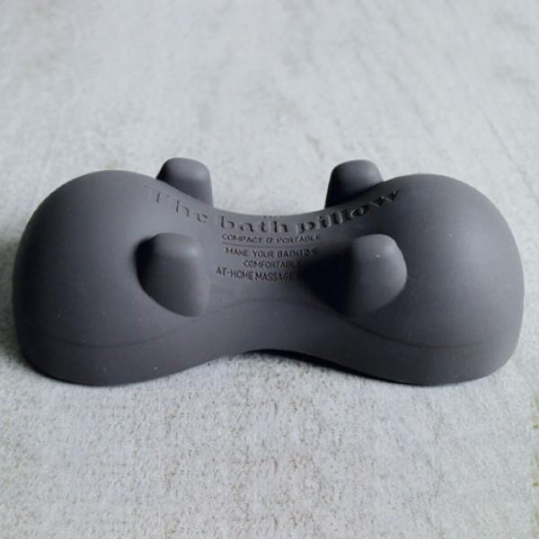 サイズ/約幅16×奥行4.7×高さ7.2cm内容量/1個材質/シリコーン生産国/中国製●柔らかいシリコーン素材が、首・背中にフィットするバスピローです。●4つの突起が付いていて、まるで指でツボを押されている様な感覚です。●温浴効果で身体が温...