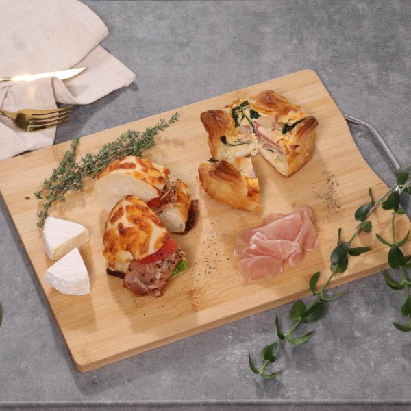 サイズ/約幅35×奥行24×高さ1.2cm重量/約680g内容量/1個材質/竹、アルミ生産国/中国製食器洗い乾燥機/使用不可●竹材とアルミの組み合わせがおしゃれで可愛いカッティングボードです。●材質が竹なので、カッカッと鳴るバンブーならでは...