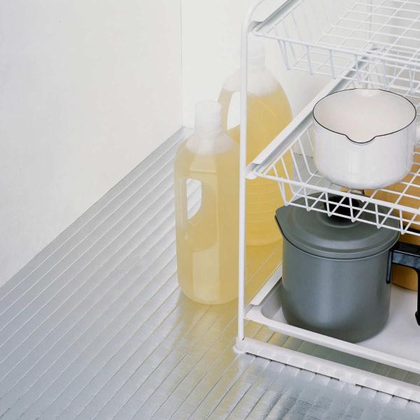 サイズ/約幅60×奥行200cm重量/約73g内容量/1枚材質/ポリエステル（アルミ蒸着）ポリエチレン生産国/日本製●シートの下面にすべりにくい素材を使用しており、敷きズレしにくい流し台用アルミシートです。●流し台下収納だけでなく、システム...