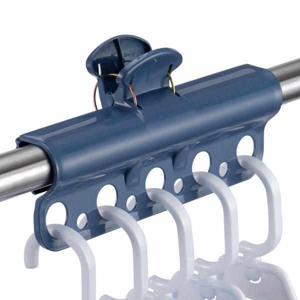 サイズ/約横23.6×縦12.6cm厚さ：約5.4cm重量/約85g内容量/1個材質/ポリプロピレン生産国/ベトナム製●物干し竿に簡単に取り付けられて、風によるハンガーの横すべりやズレを防ぐハンガーホルダーです。●ハンガー5本が同じ間隔でコ...