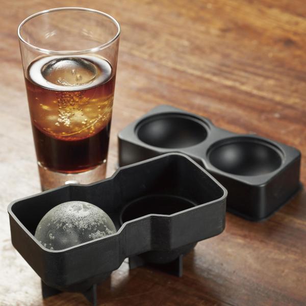 サイズ/約幅7.5×奥行6.5×高さ14.5cm内容量/1個材質/シリコーンゴム生産国/中国製食器洗い乾燥機/使用可能●家飲みがまるでバーの雰囲気になる製氷グッズです。●丸い氷を簡単に取り出せるシリコン製です。●ウイスキーのオンザロックにお...