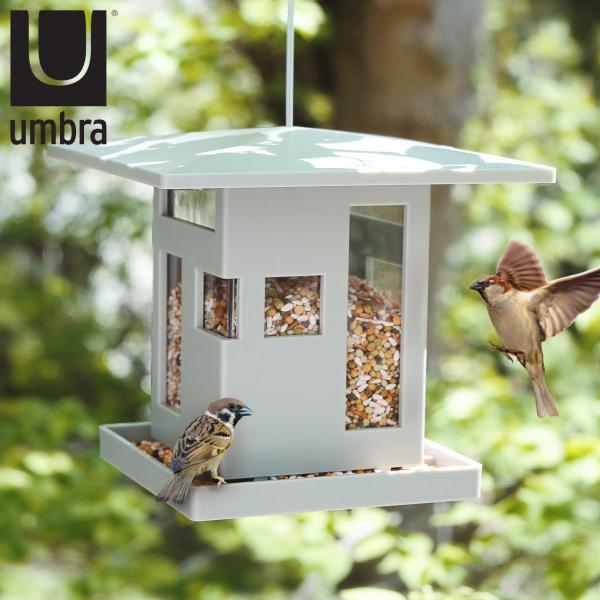 サイズ/約幅23×奥行23×高さ21cm容量/約2L内容量/1個材質/ABS樹脂、ポリスチレン、スチール原産国/中国●お家の形のデザインがかわいい鳥のエサ台です。●たっぷり入る大容量約2Lです。●屋根の上蓋を開くと簡単にエサの補充ができます...