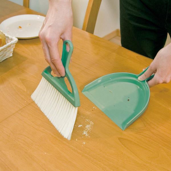 サイズ/約幅17×奥行20×高さ3cm重量/約110g内容量/ほうき、ちりとり各1個材質/ポリプロピレン生産国/日本製●テーブル・机まわりにちょうどいいほうきとチリトリのセットです。●やわらかく、しなやかな穂がやさしくゴミを掃き集めます。●...