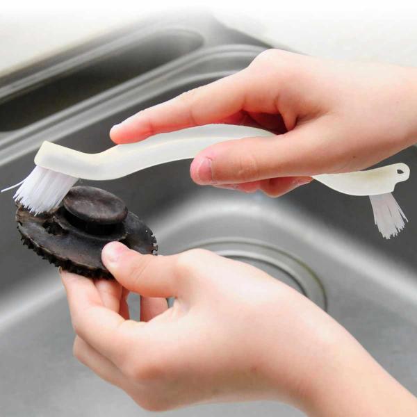 サイズ/約幅5.3×奥行2×高さ20.5cm重量/約31g内容量/1個材質/ポリプロピレン生産国/中国製耐熱温度/70度●2本のブラシでコンロまわりの細かい汚れを隅々まで掃除できます。●V字カットされた先端が、小さな穴や入り組んだミゾの奥の...