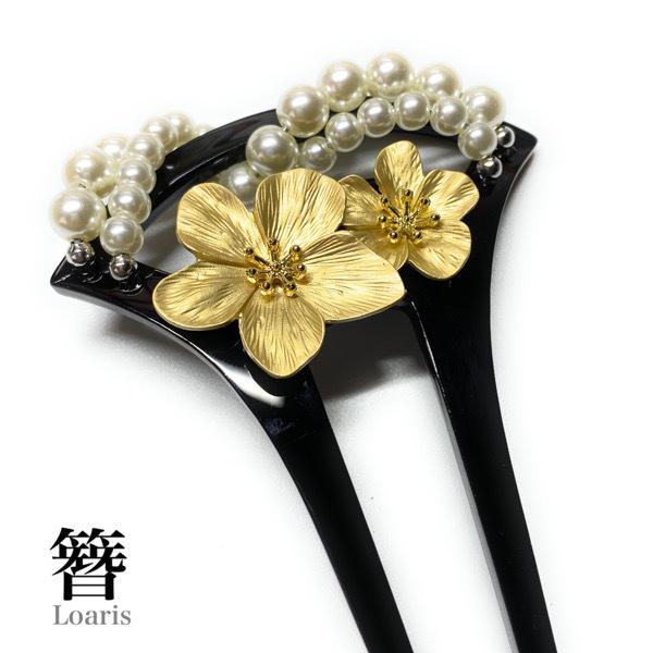 商品説明 ゴールドカラーの豪華なフラワーを添えたバチ型簪金色デザインの豪華な花モチーフ流線型に巻き上げられたパール材成人式、卒業式、入学式、お宮参りなど又、着物や浴衣、訪問着、留袖などの和装小物・髪飾り■サイズ　縦12cm　幅8cmご利用シ...