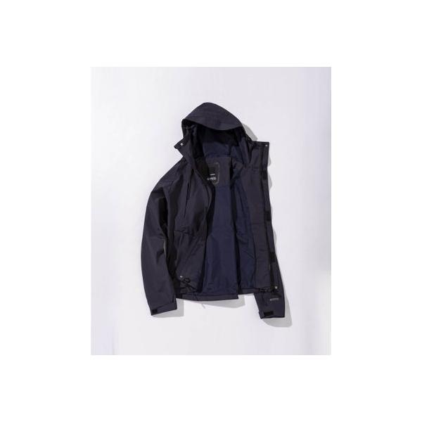 胸と腹部に4つのポケットを配置したシャープなデザイン