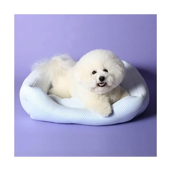 暑い日を快適に過ごすことができる、接触冷感シリーズです。暑さに弱いワンちゃん・ネコちゃんにとって快適な空間を作り出します。周囲が囲われているスクエア型ベッドは、ワンちゃん・ネコちゃんに安心感を与えることができます。縫製は日本国内で行っていま...