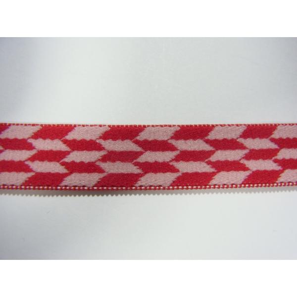 ・日本製 ・素材：ナイロン、ポリエステル、ポリウレタン ・1ｍでの価格です。 ・ソフトな風合いの高品質な平ゴムです。・射た矢は戻ってこないので後戻りできない。総じて結婚する娘が出戻らないことを願う縁起物の和柄平ゴムです。・また美しい幾何学的...