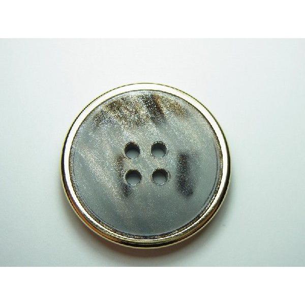 ブラウン系のポリエステルにゴールド系の金属のリングを組合わせたボタンです。