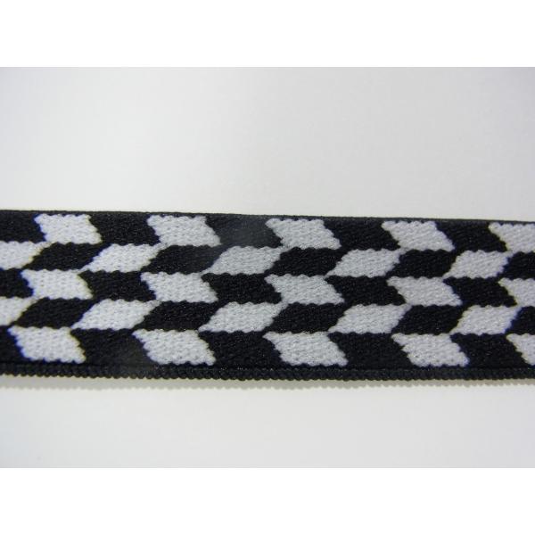 ・日本製 ・素材：ナイロン、ポリエステル、ポリウレタン ・1ｍでの価格です。 ・ソフトな風合いの高品質な平ゴムです。・射た矢は戻ってこないので後戻りできない。総じて結婚する娘が出戻らないことを願う縁起物の和柄平ゴムです。・また美しい幾何学的...