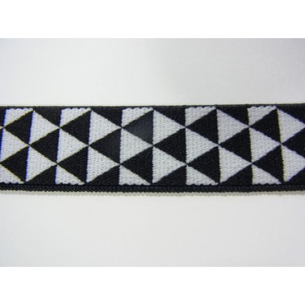 ・日本製 ・素材：ナイロン、ポリエステル、ポリウレタン ・1ｍでの価格です。 ・ソフトな風合いの高品質な平ゴムです。・蛇の脱皮をイメージした和柄紋様で、総じて厄を落として再生する願いを込めた縁起物の和柄平ゴムです。・また美しい幾何学的な模様...
