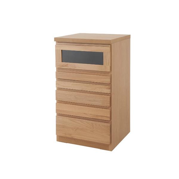 前面に取っ手を付けず、上部に掘り込み手掛け加工により天然木でありながらスッキリとしたデザインに仕上がっています。アルダー材特有の、美しい木目をそのまま活かしているので、温かみがあり、かつ高級感も醸し出します。リビングを中心に充実した品揃え。...