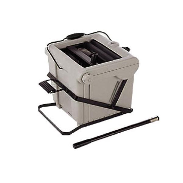 簡単な操作で手を汚さない！ペダルを踏むだけで、立ったまま簡単にモップを絞ることができます。絞り加減は６段階に調節可能です。病院や学校、施設で活躍しています。商品番号PCE-438-000-0完成品（新品）サイズ使用時：幅385×奥行465×...