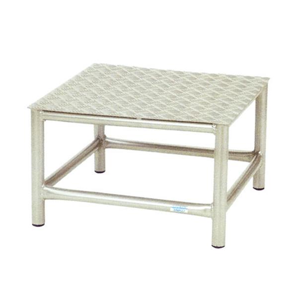 一体溶接タイプで頑丈な号令台！アルミ製の軽量な号令台です。脚底部はプラキャップ付きなので体育館でも使用可能です。商品番号LS-S-8907完成品（新品）※配送の注意事項がございます。詳細は下記表をご確認ください。サイズ幅600×奥行600×...