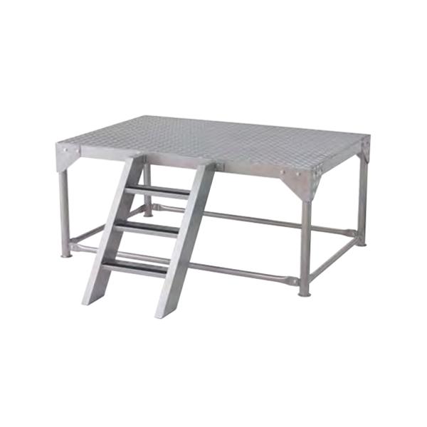 オールアルミで頑丈な号令台！頑丈さを追求しながら価格を抑えたオールアルミ製です。付属の滑り止めテープを 貼れば昇降時に安心。教育施設や各種イベント会場、陸上競技施設等幅広くお使いいただけます。商品番号LS-S-4476お客様組立の商品（新品...