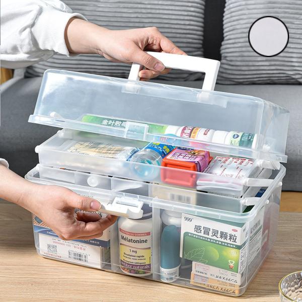 ごちゃごちゃした薬や救急用品、いざという時に見つからなくて困ったことはありませんか？この3段式の大容量救急箱（薬箱）が、そんなお悩みを解決します。◎大容量＆3段式で見やすい大容量かつ3段式（階段式）で、高さのあるボトルや細かい薬もスッキリ収...