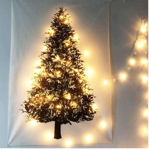 クリスマスツリーを飾りたいけど、置く場所がない…小さなお子様やペットが倒してしまわないか心配…そんなお悩みはありませんか？この壁掛けタイプのクリスマスツリータペストリーなら、場所を取らずにクリスマスの雰囲気を楽しめます。◎省スペースで飾れる...