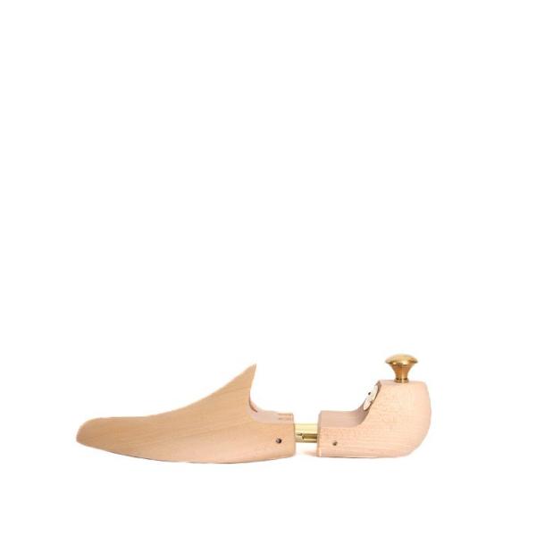 1879年にチャールズ・ジョーンズ氏とその義理の兄弟ジェームズ・クロケット氏によって創業された、歴史あるクロケット＆ジョーンズ社。世界中で最も多く木型の種類を持つ靴メーカーとして、靴作りのデザインバリエーションや素材選びでは、大変優れたノウ...