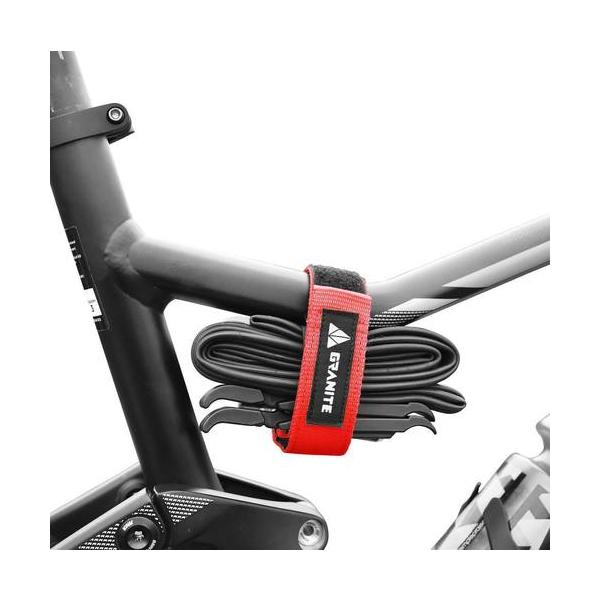 チューブやタイヤ、輪行袋や畳んだジャケットをフレームに留めることができる便利なストラップです。二重構造で、物を留めるバンドとフレームに留めるストラップが別になっているので、走っていても緩むことがなく、しっかりと留めることができます。アイディ...