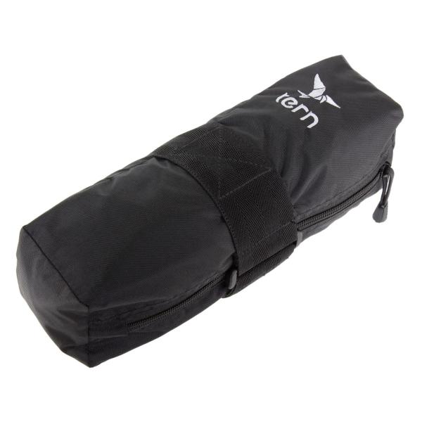 シートポストやハンドルポストに取り付けすることができる簡易輪行カバー。肩掛けストラップ付き。巾着のように底をひもで絞って使用します。