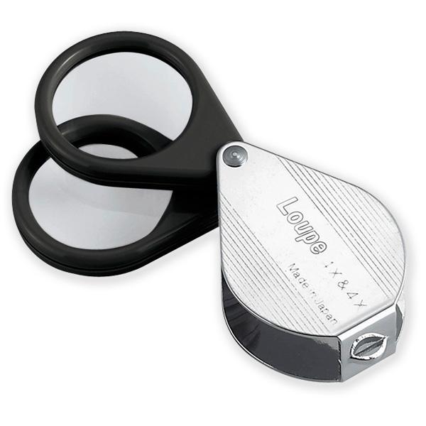 倍率4倍、レンズサイズ30mm、ガラスレンズ使用。2枚で見た場合は7倍になります。■品名：繰り出しルーペ ■品番：7861 ■レンズサイズ：30mm ■倍率：4倍 ■レンズ材質：ガラスレンズ ■本体重量：43g ■商品サイズ：52×36×1...