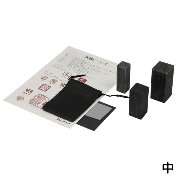 とても柔らかい石。商品サイズ:30×30×70mm■商品サイズ：30×30×70mm■仕様：中■付属品：レザー製小袋、説明書、耐水ペーパー、トレーシングペーパー、カーボン紙、マジカル研磨パッド●自由研究●夏休み●工作