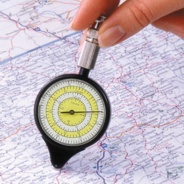 地図の距離計測に最適！コンパクトでシンプル。電池不要で使いやすい！どんな縮尺の地図上でも距離を、はかることができます。サイズ：97X46X16mm■品種：地図計測器(マップメジャー)■商品名：キルビメーター■品番：MM-1■タイプ：オイル入...