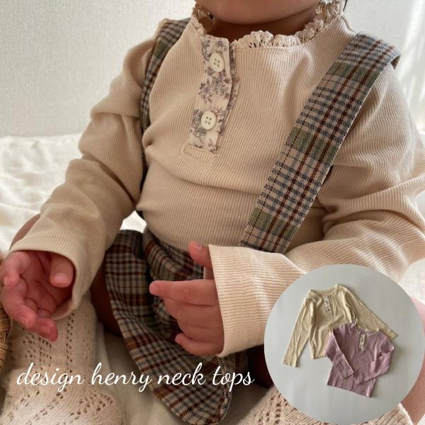 ・素材構成: 綿95%、ポリエステル5%・size:  80~140・color: lilac / ivory・ヘンリーネックデザインで、ボタン周りがさりげなく花柄なのと首回りのさりげないレースが可愛いトップス・薄手で伸縮性抜群のリブ素材で...