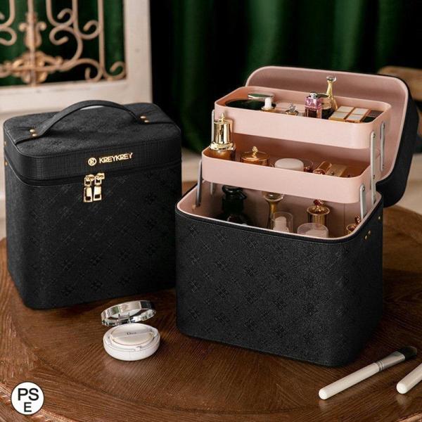 大容量のコスメボックス　シンプルなデザインのメイク収納ボックスです。コスメからスキンケア類までたくさん入ります！持ち運びも容易にできる為、旅行などへもそのまま持っていけます。また、プレゼントにも喜ばれるおすすめ商品です！カラー：ワイン、ベー...