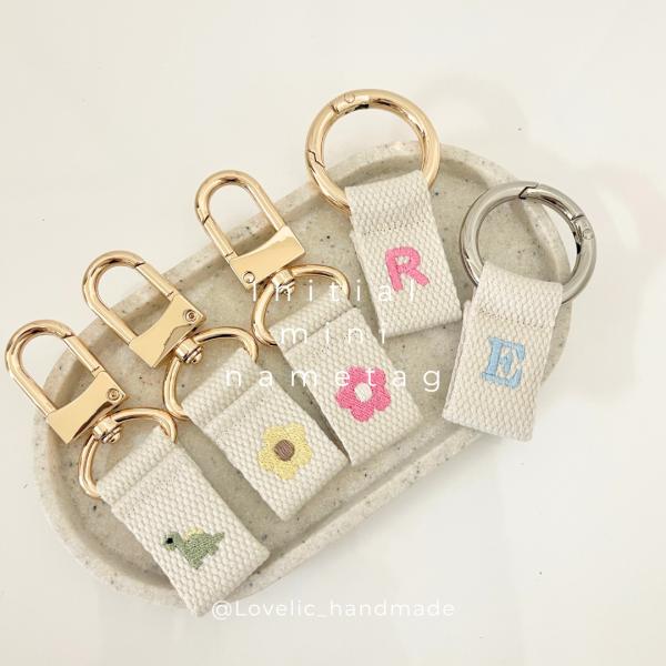 イニシャルを入れたオーダーメイドの刺繍ミニネームタグです?シンプルながらも存在感のあるサイズ感が魅力のデザインです。バッグのチャームとしてはもちろん、お子さまの保育園や幼稚園カバン、ワンちゃんのお散歩バッグ、ポーチなどにつけても可愛いです?...