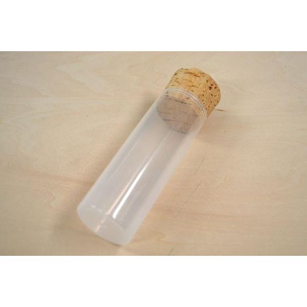 本体を強化プラスティックで作った毒ビン。栓はコルク製。直径40mm、高さ114mm。栓をした状態で、約137mm。総重量24ｇなんといっても軽くて丈夫。栓のコルクも良質のものを使用。これからの毒ビンはすべてこれになるかも知れない。