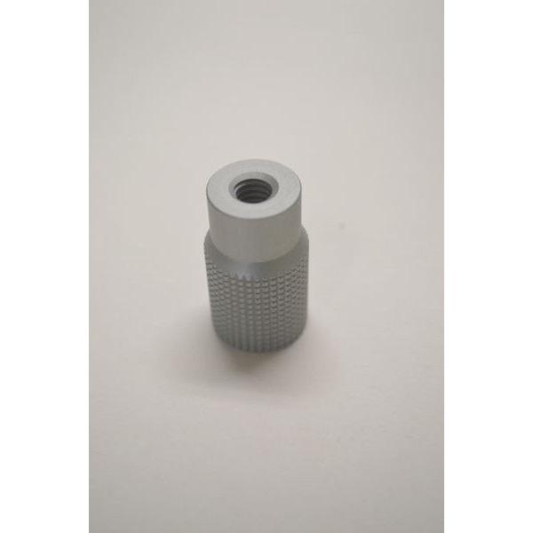 ねじ込み式の竿に四つ折り枠を付けるためのアダプター引き抜き式アルミ棒（当店g-14）に、四つ折り枠（当店g-33）を装着する際に用いる。