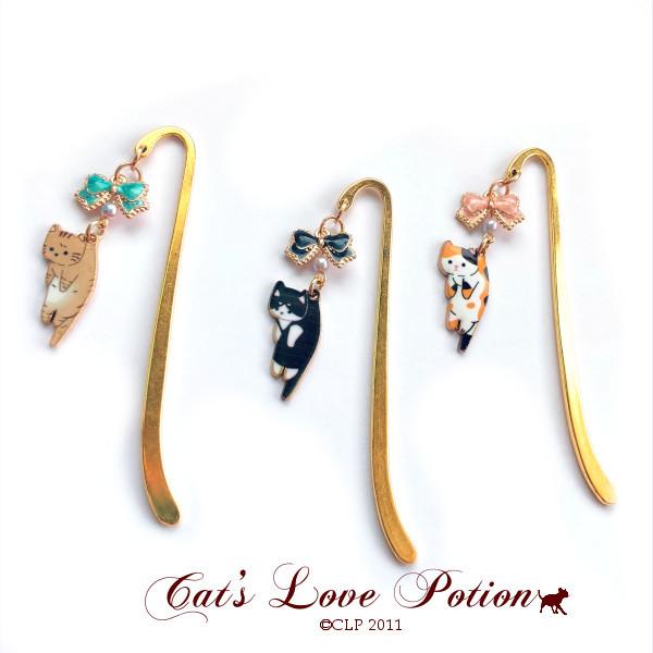 はこばれねことリボンのかわいいブックマーカーです。ミニサイズで邪魔にならないので文庫本や手帳などのしおりにも使いやすいサイズです。髪にさして、かんざしとしてもお使いいただけます。※海外製パーツ使用のため生産の都合上、小傷や変色等がある場合が...