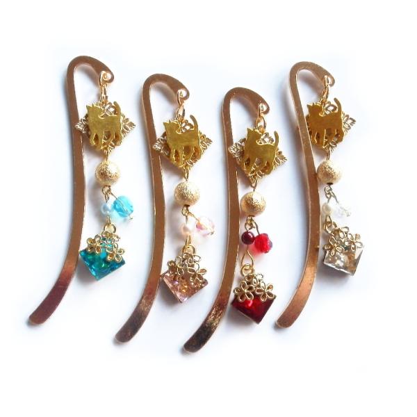 サイズ：猫チャーム：約20×15mm花かけら：約15×15mm パール：4mm金色ビーズ：8mmチェコビーズ：5mmブックマーカー：約8.5cm材質：合金和風の猫ブックマーカーです♪猫のチャームと花かけらの組み合わせがとってもキュート。ミニ...