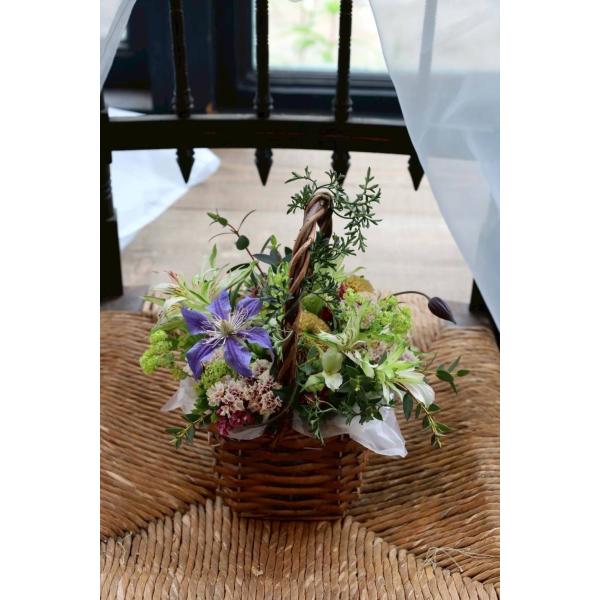 【バスケットアレンジメントS】 母の日 2026 ギフト 花 プレゼント 生花 フラワー 季節の花 そのまま飾れる おしゃれ ナチュラル 珍しい 新鮮