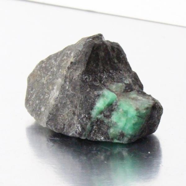 【パワーストーンの言われ】エメラルド：幸運と幸福、恋愛成就、未来を見通す石、創造力アップ、愛情豊かな生活【サイズ】エメラルド：50ｍｍ×36ｍｍ×30ｍｍ（原石の最長部計測）【重さ】 67g【産地】中国 山東省産■天然石情報：エメラルド■石...